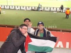 بالصور - السرسك يرفع العلم الفلسطيني في مباراة 'برشلونة' و'سان جيرمان'