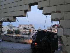 شبان يهدمون مقطعا من الجدار الفاصل في راس كبسة بالعيزرية