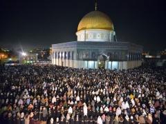 بالصور : نحو 350 الف مصل يحيون ليلة القدر في المسجد الاقصى