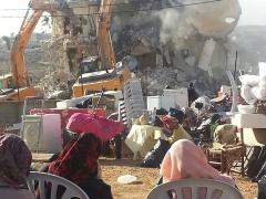 بالصور : جرافات الاحتلال تهدم منزلا في بيت حنينا شمال القدس