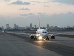 عربة تقتحم حجرة قيادة طائرة اسرائيلية أثناء هبوطها