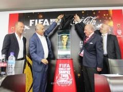 بالصور : نسخة الاصلية لكأس العالم في فلسطين