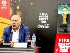 بالصور : نسخة الاصلية لكأس العالم في فلسطين