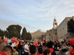 هكذا أضاءت بيت لحم شجرة الميلاد