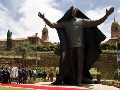 بالصور: أضخم تمثال لمانديلا