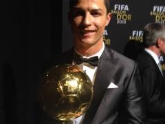 بالصور : كرستيانو رونالدو يفوز بالكرة الذهبية كأفضل ﻻعب للعام 2013