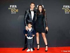 بالصور : كرستيانو رونالدو يفوز بالكرة الذهبية كأفضل ﻻعب للعام 2013