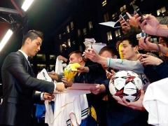 بالصور : كرستيانو رونالدو يفوز بالكرة الذهبية كأفضل ﻻعب للعام 2013