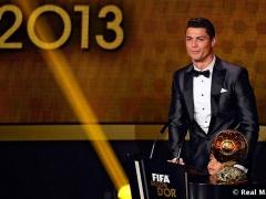 بالصور : كرستيانو رونالدو يفوز بالكرة الذهبية كأفضل ﻻعب للعام 2013
