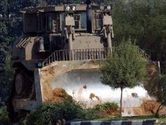 مستوطنون يهدمون غرفة زراعية في الخضر