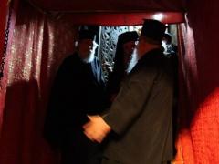 بالصور: غبطة البطريرك ثيوفيلوس الثالث بطريرك يتفقد كنيسة المهد بعد الحادث