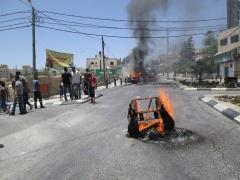 احتجاجات عنيفة على خلفية مقتل شاب من مخيم الأمعري