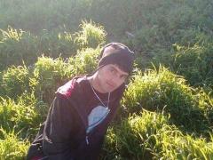 احتجاجات عنيفة على خلفية مقتل شاب من مخيم الأمعري