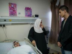 بالصور- محمد عساف يزور جرحى غزة في عمان