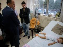 بالصور- محمد عساف يزور جرحى غزة في عمان