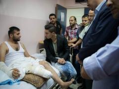 بالصور- محمد عساف يزور جرحى غزة في عمان
