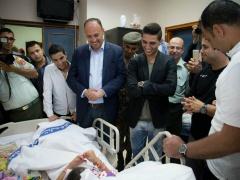 بالصور- محمد عساف يزور جرحى غزة في عمان