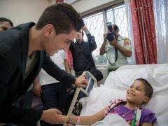 بالصور- محمد عساف يزور جرحى غزة في عمان