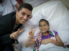 بالصور- محمد عساف يزور جرحى غزة في عمان