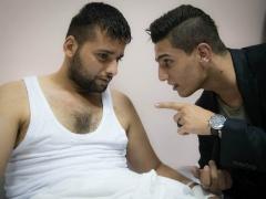 بالصور- محمد عساف يزور جرحى غزة في عمان