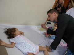 بالصور- محمد عساف يزور جرحى غزة في عمان