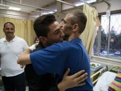 بالصور- محمد عساف يزور جرحى غزة في عمان