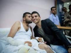 بالصور- محمد عساف يزور جرحى غزة في عمان