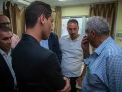 بالصور- محمد عساف يزور جرحى غزة في عمان