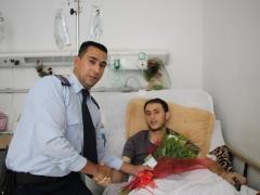 بالصور :- الشرطة وحركة فتح تطمئنان على جرحى العدوان الإسرائيلي على قطاع غزة