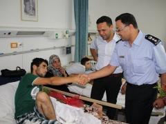 بالصور :- الشرطة وحركة فتح تطمئنان على جرحى العدوان الإسرائيلي على قطاع غزة