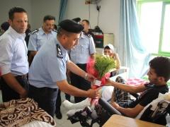 بالصور :- الشرطة وحركة فتح تطمئنان على جرحى العدوان الإسرائيلي على قطاع غزة