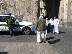 بالصور : وصول الفوج الاول من سكان غزة الى مدينة القدس