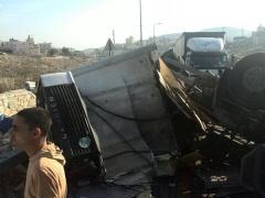 وفاة شاب بانقلاب شاحنة على طريق حزما بالقدس(صور)