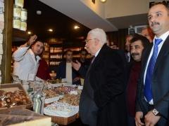 الرئيس عباس يتجول في رام الله ويتفقد أحوال المواطنين