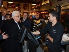 الرئيس عباس يتجول في رام الله ويتفقد أحوال المواطنين