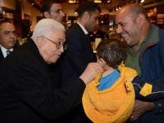 الرئيس عباس يتجول في رام الله ويتفقد أحوال المواطنين