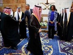 عدم ارتداء ميشيل اوباما للحجاب يثير استياء السعوديين