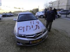 بالصور:- مستوطنون يخطون شعارات عنصرية في حي بيت صفافا