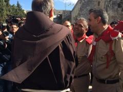 بالصور:- كشافة تيراسنطة تستقبل حارس الاراضي المقدسة على بلاط كنيسة المهد