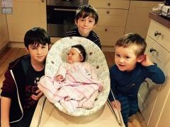 عائلة تستقبل الفتاة الأولى.. منذ 200 سنة !! (صور)