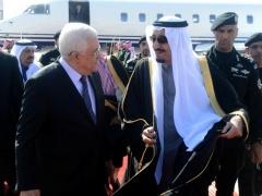 لأول مرة : ملك السعودية يستقبل الرئيس بأرض المطار