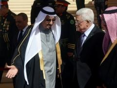 لأول مرة : ملك السعودية يستقبل الرئيس بأرض المطار