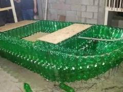 قارب من مخلفات زجاجات بلاستيكة في غزة