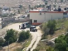 بالصور | قوات الاحتلال تداهم عدد من المحلات التجارية في تقوع