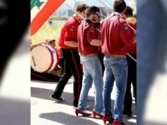 رجال لبنان بحذاء أحمر وكعب عال للتضامن مع النساء ومناهضة العنف