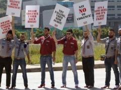 رجال لبنان بحذاء أحمر وكعب عال للتضامن مع النساء ومناهضة العنف