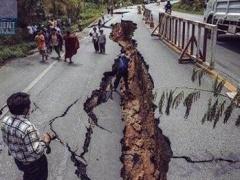بالصور.. دمار زلزال النيبال ومبانٍ تاريخية تحولت لأنقاض