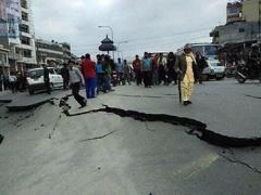 بالصور.. دمار زلزال النيبال ومبانٍ تاريخية تحولت لأنقاض