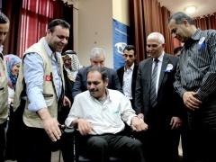 بالصور| حميد يسلم 20 كرسي كهربائي في الخليل