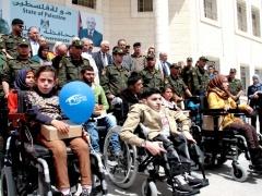بالصور| حميد يسلم 20 كرسي كهربائي في الخليل